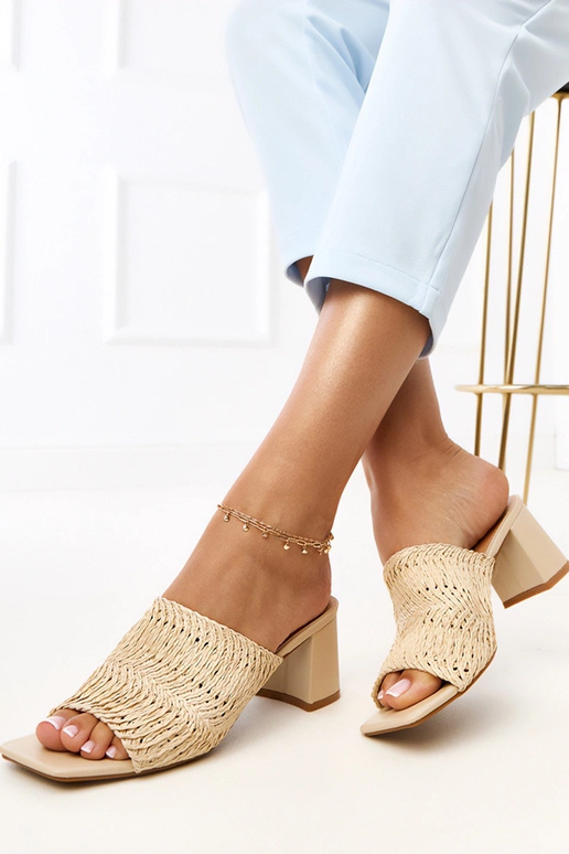 Beżowe klapki na słupku z plecionymi... Beżowe klapki na słupku z plecionymi...