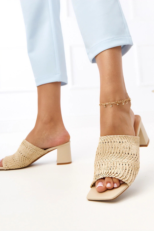 Beżowe klapki na słupku z plecionymi... Beżowe klapki na słupku z plecionymi...