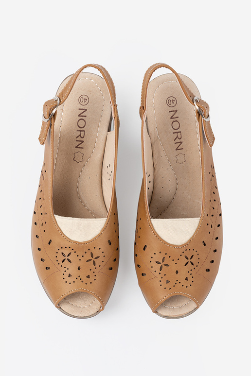 Ażurowe sandały karmelowe na koturnie