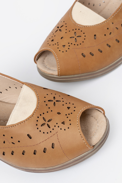 Ażurowe sandały karmelowe na koturnie