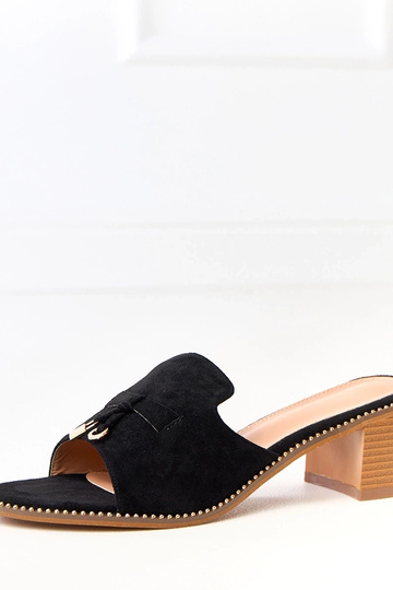 Czarne klapki na słupku z... 2