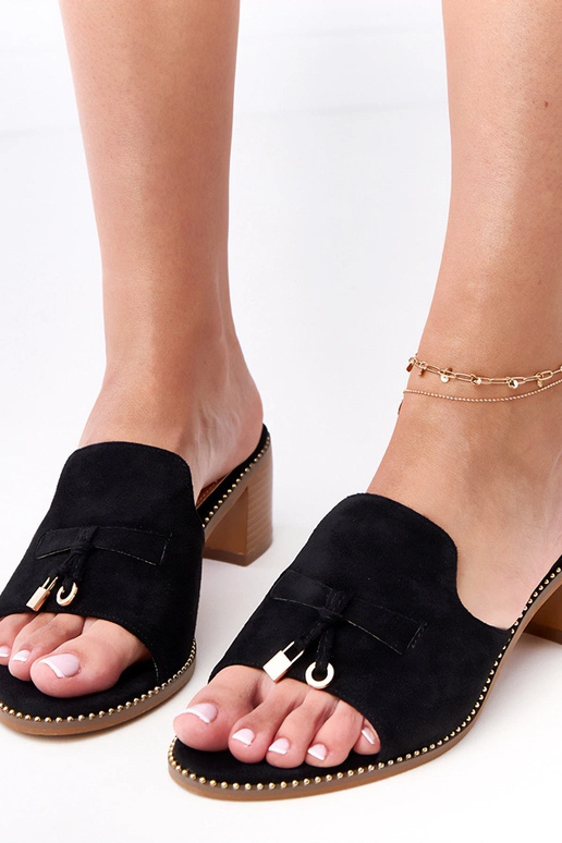 Czarne klapki na słupku z ozdobą na... Czarne klapki na słupku z ozdobą na...