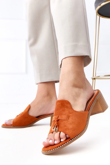 Brązowe klapki na słupku z... 2