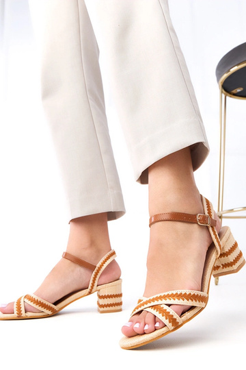 Brązowe sandały na słupku...