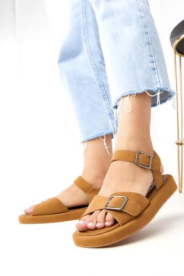 Brązowe sandały z klamrą na... 2