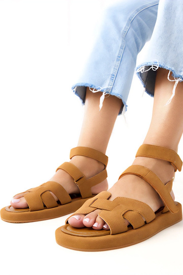 Brązowe sandały zapinane na...