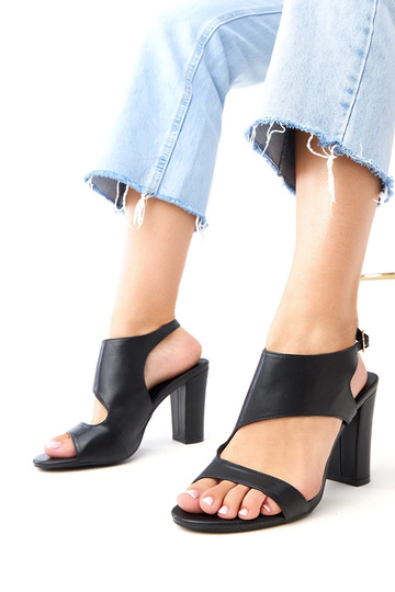 Czarne sandały na słupku...