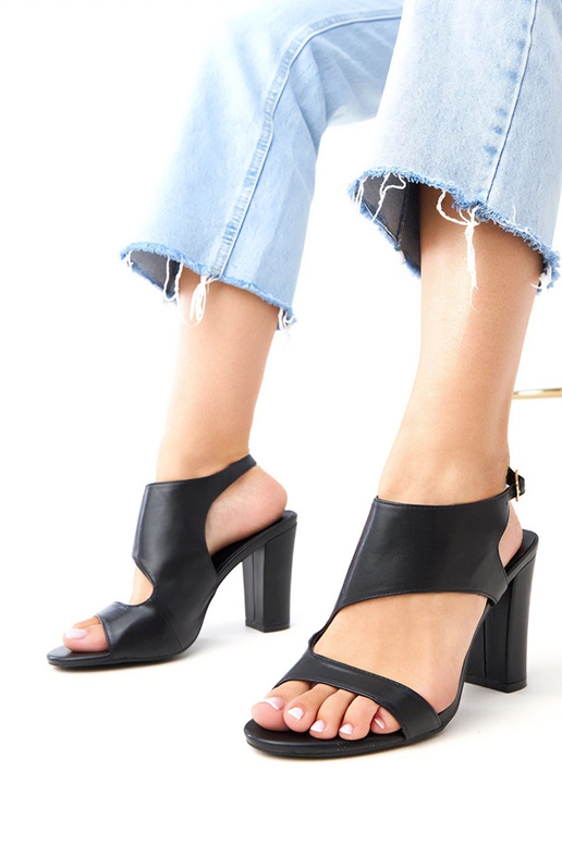 Czarne sandały na słupku zapinane na... Czarne sandały na słupku zapinane na...