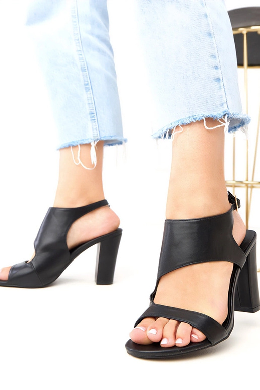 Czarne sandały na słupku zapinane na... Czarne sandały na słupku zapinane na...