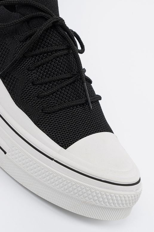 Wsuwane trampki czarne z ozdobnym sznurowaniem