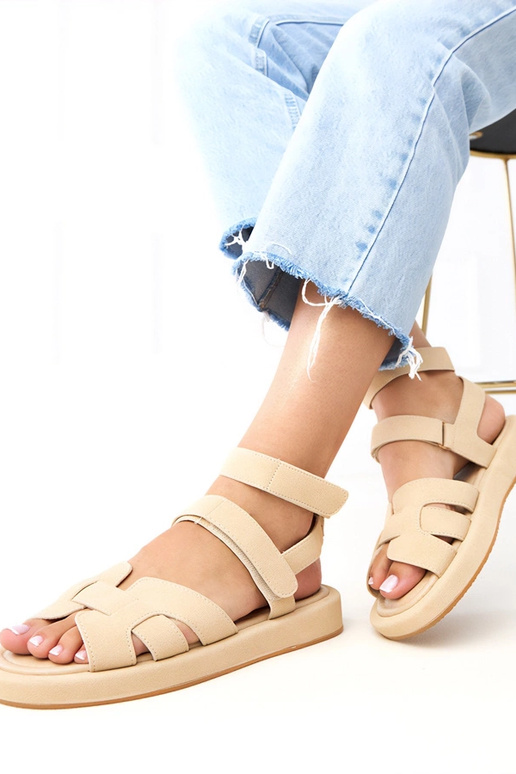 Beżowe sandały zapinane na kostce... Beżowe sandały zapinane na kostce...