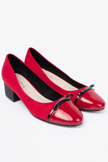 red High heels Inith a boIn i lakieroInanym noskiem