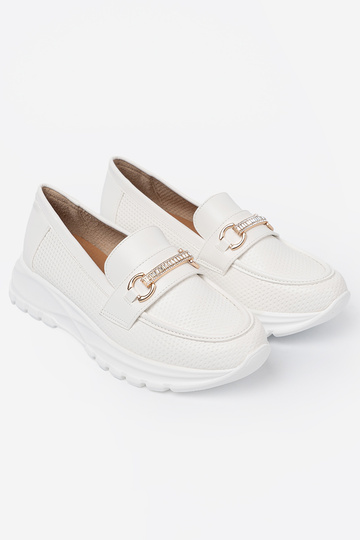 INhite color INomens moccasins z dekoracyjnym goldenm elementem.