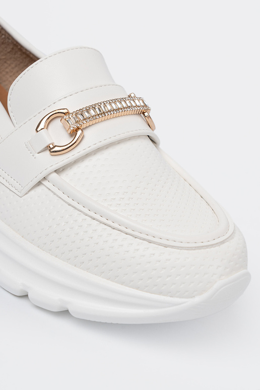 INhite color INomens moccasins z dekoracyjnym goldenm elementem.