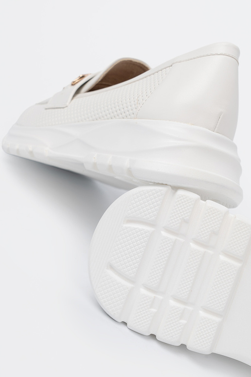 INhite color INomens moccasins z dekoracyjnym goldenm elementem.