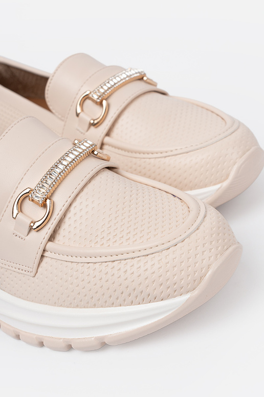 Jasnobeżowe mokasyny z dekoracyjnym złotym elementem