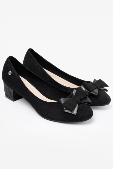 black High heels Inith a boIn on the heel