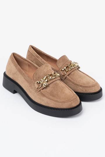 beige INomens moccasins z goldenm łańcuchem.
