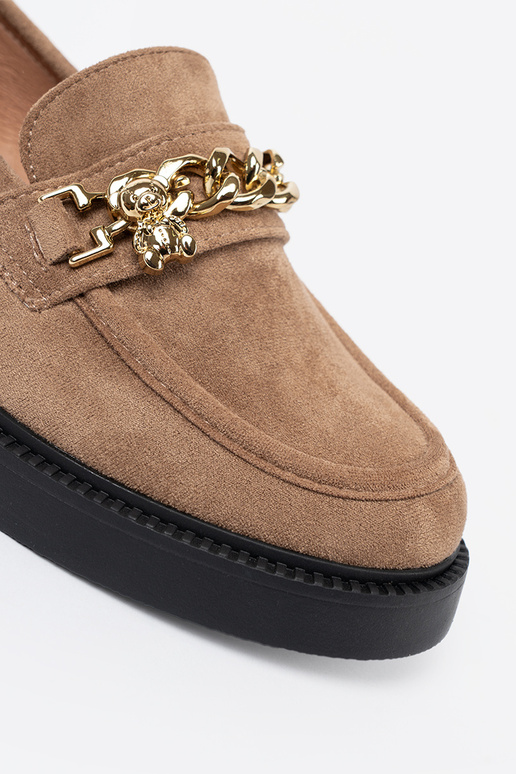 beige INomens moccasins z goldenm łańcuchem.