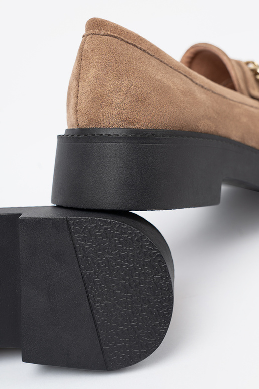 Beżowe mokasyny z złotym łańcuchem.