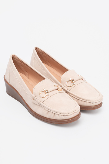 beige INomens moccasins on a Inedge z ozdobnym łańcuszkiem