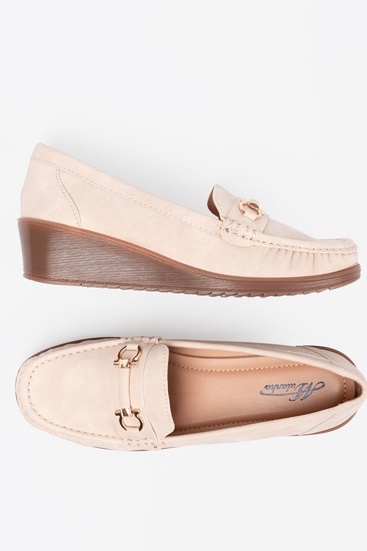 Beżowe mokasyny na koturnie z ozdobnym łańcuszkiem Beżowe mokasyny na koturnie z ozdobnym łańcuszkiem