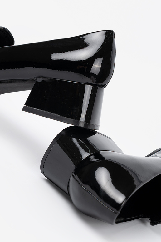 Czarne loafersy na obcasie