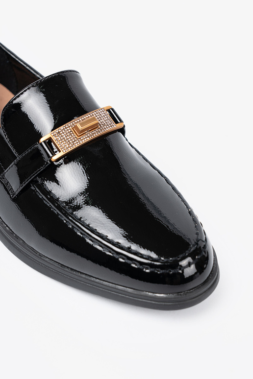 Eleganckie lakierowane mokasyny z złotą ozdobą Eleganckie lakierowane mokasyny z złotą ozdobą