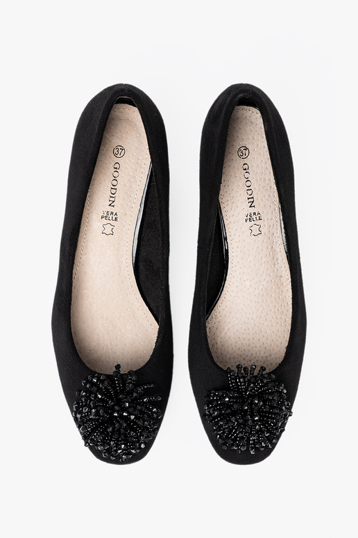 Czarne czółenka z ozdobną broszką z koralików Czarne czółenka z ozdobną broszką z koralików