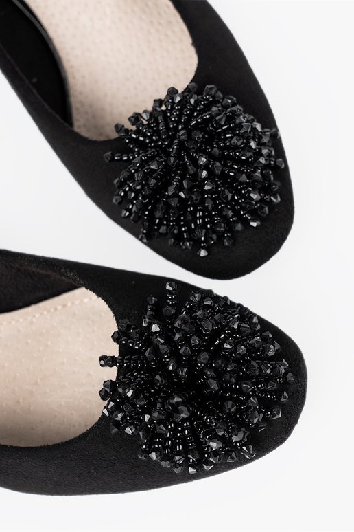 Czarne czółenka z ozdobną broszką z koralików Czarne czółenka z ozdobną broszką z koralików