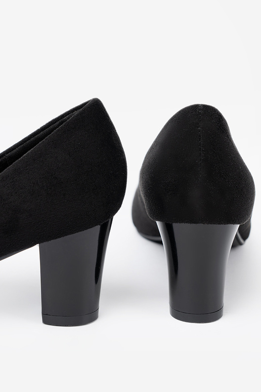 Czarne czółenka z ozdobną broszką z koralików Czarne czółenka z ozdobną broszką z koralików