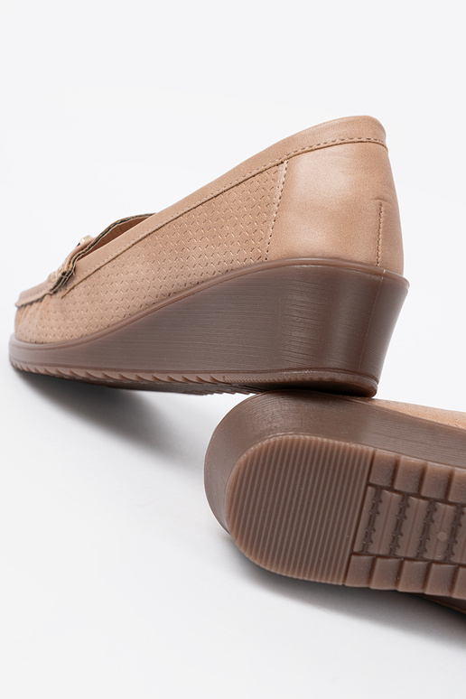 beige shoes ze goldenm zdobieniem