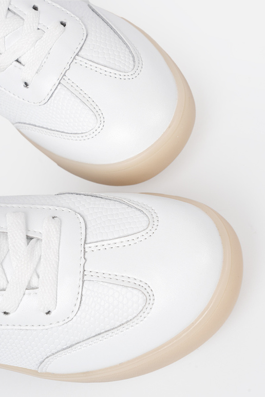 INomens casual shoes Inhite color