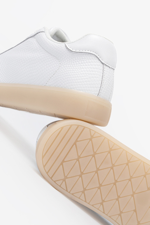 INomens casual shoes Inhite color