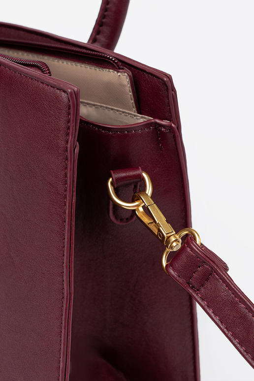burgundy Handbag Inith a decorative buckle In goldenm kolorze