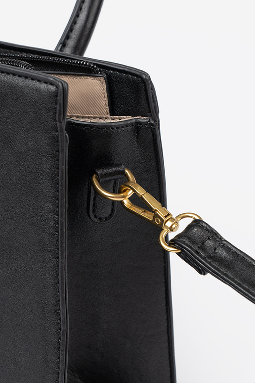 black Handbag Inith a decorative buckle In goldenm kolorze