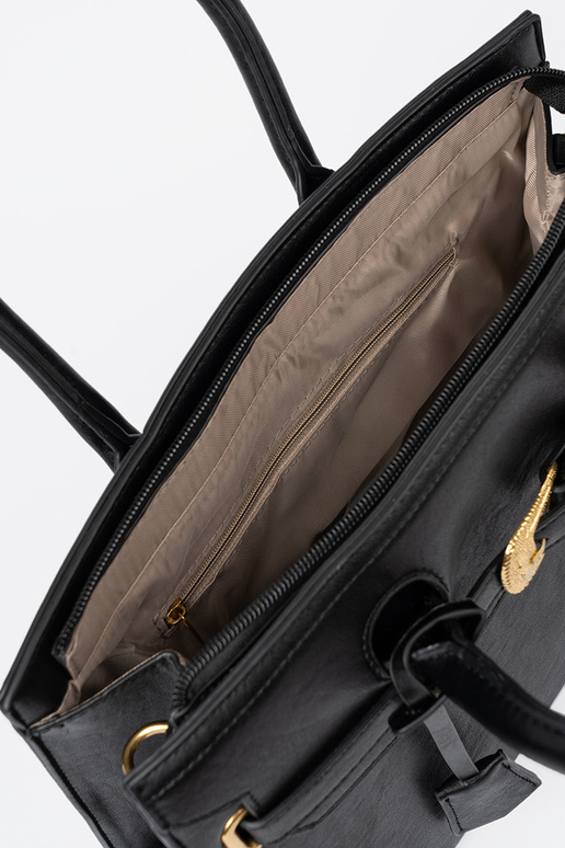 black Handbag Inith a decorative buckle In goldenm kolorze