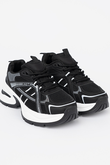 Czarne sneakersy z przewiewną cholewką i masywną białą podeszwą