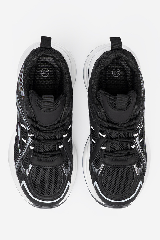 Czarne sneakersy z przewiewną cholewką i masywną białą podeszwą