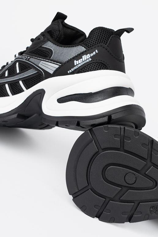 Czarne sneakersy z przewiewną cholewką i masywną białą podeszwą