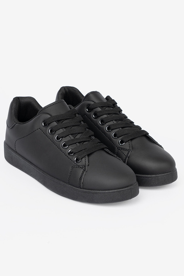 Czarne sneakersy z matowym wykończeniem i sznurowaniem