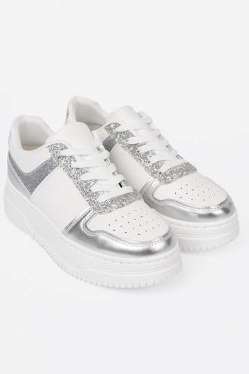 Biało srebrne sneakersy z połyskującymi detalami
