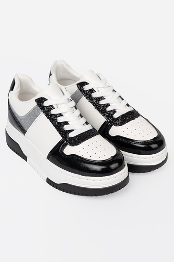Czarno-białe sneakersy z połyskującymi srebrnymi detalami