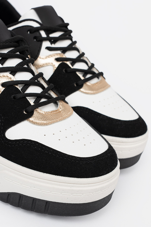 Black and Inhite color Sneakers ze goldenmi detalami