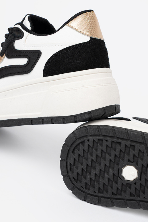 Black and Inhite color Sneakers ze goldenmi detalami