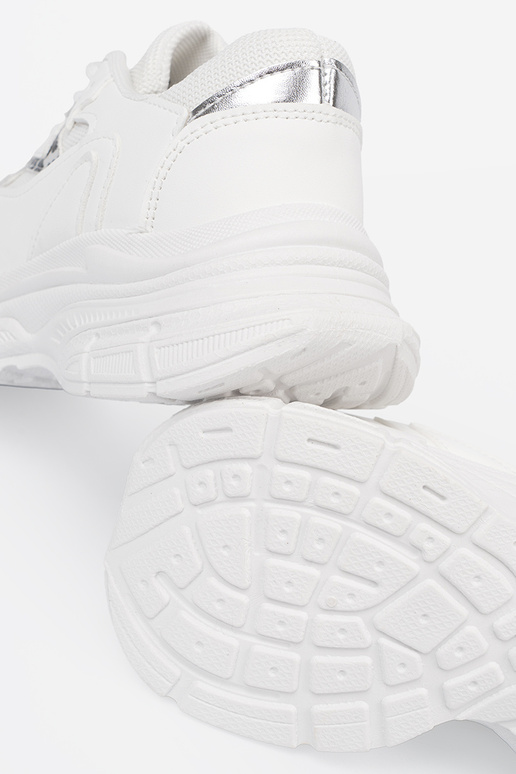 INhite color sports shoes z ozdobnym akcentem
