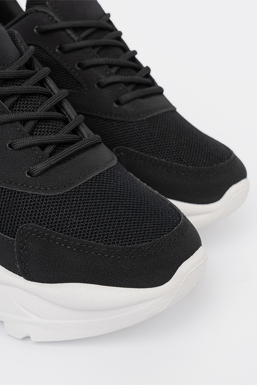 Czarne sportowe sneakersy na grubej białej podeszwie