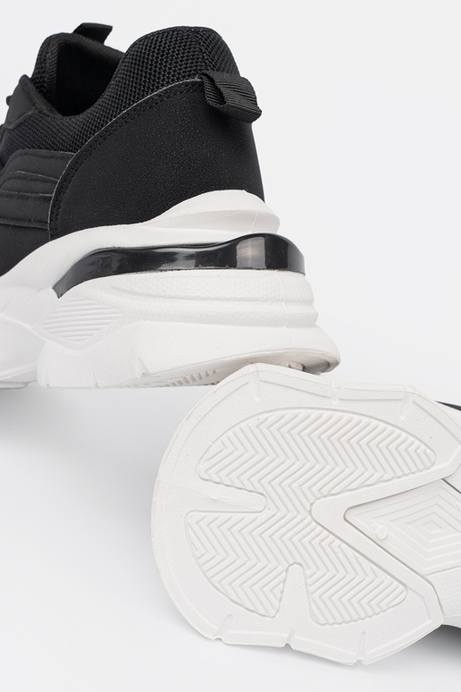 Czarne sportowe sneakersy na grubej białej podeszwie