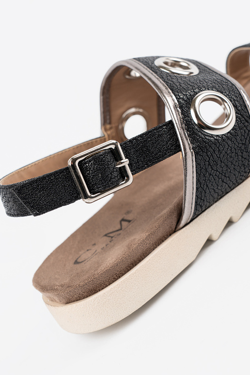 black sandals z ozdobnymi metaloInymi kółkami