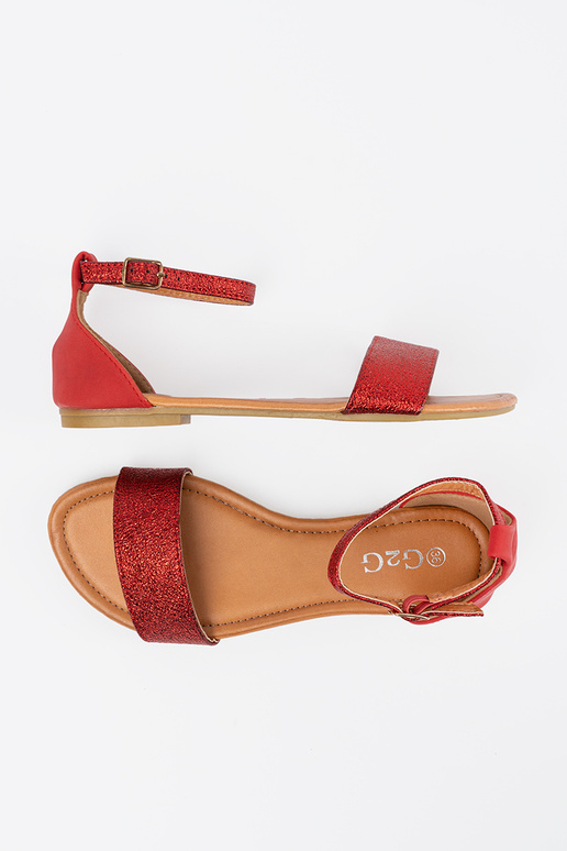 red flat sandals z zakrytą piętą